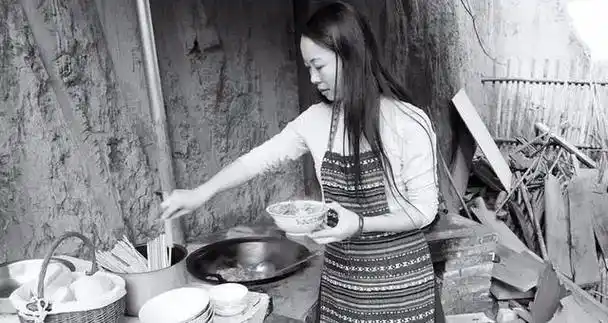 2006年他不满肉摊被罚持刀杀12人警方发动2万人搜山追捕