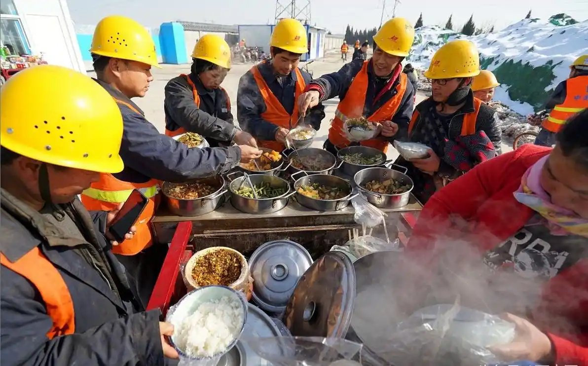 实拍西安一建筑工地农民工的午餐