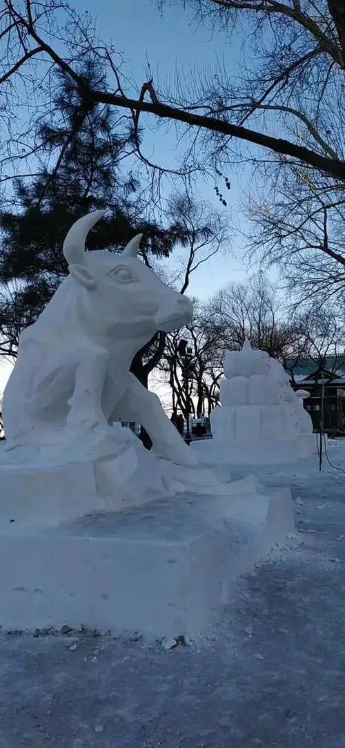 雪雕牛