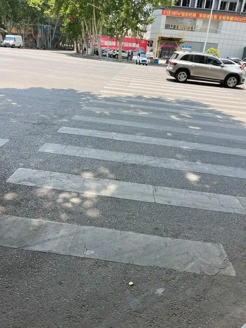 小时候过马路总特别严格要求自己,一定要走斑马线!一定要走斑马线!