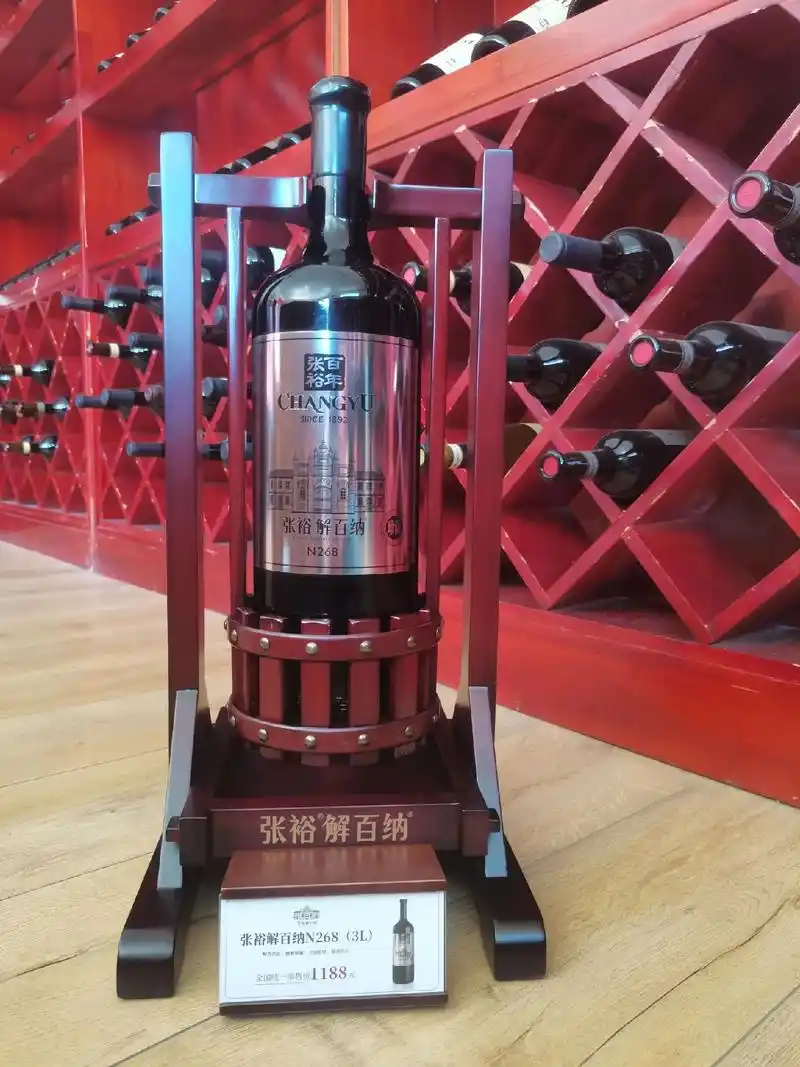 "有余"是新中式张裕葡萄酒中常见的吉祥寓意.这一寓意源于华传 - 抖音
