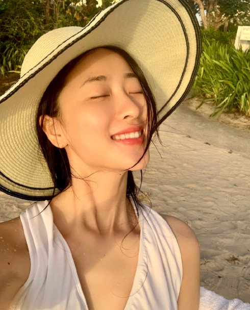 何雨虹泳装图片:白色连衣泳裤海边浪漫自拍