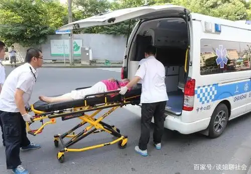 救护车闪灯停在浦东机场 竟非救人而是私自接机 已被严肃处理