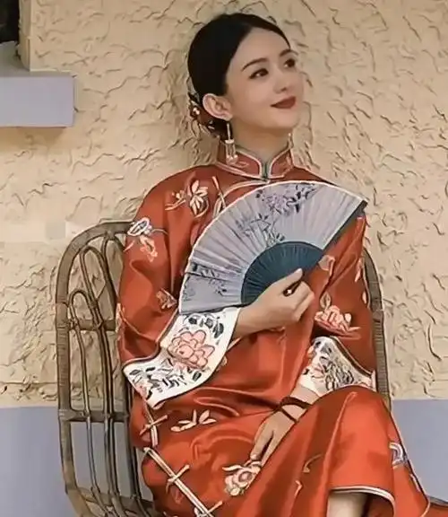 赵丽颖穿着旗袍,轻盈地舞动着,宛如一幅温婉柔美的画中人