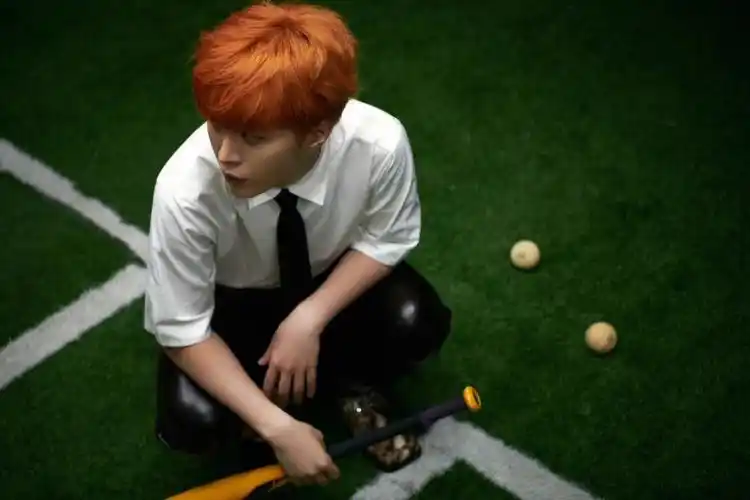 橙发与白衬衫的搭配,青春洋溢,简单帅气.#范丞丞