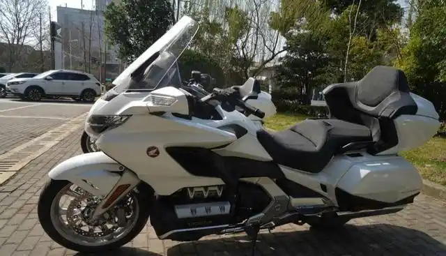 关于国内的一些大型的摩托车,除了拉力界的adv上,还有巡航太子车等,而