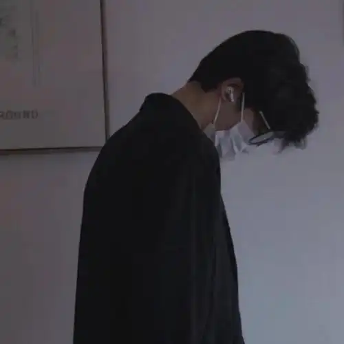 男头小奶狗带上口罩也很小狼狗嘛