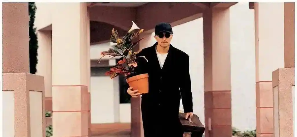 周星驰在《回魂夜》中饰演一个神经质的捉鬼大师,他留着短发和胡子拉