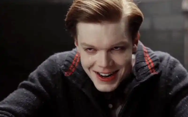 哥谭小丑杰罗姆瞬间转变的笑容让人毛骨悚然