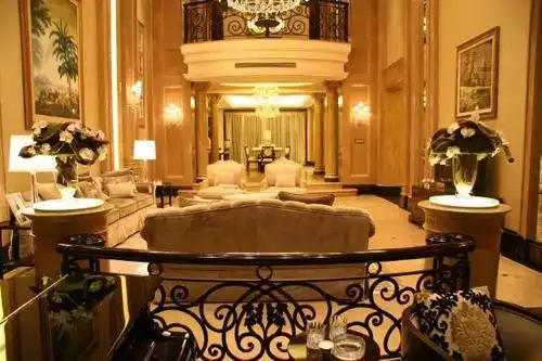 这是一套别墅装修设计案例,完工后的实景拍摄,拍摄于晚上,可以很好的