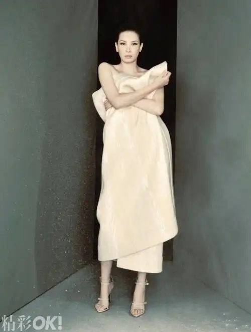 初代超模佟晨洁的繁花人生##佟晨洁春醒时分开季封面大片##ok!