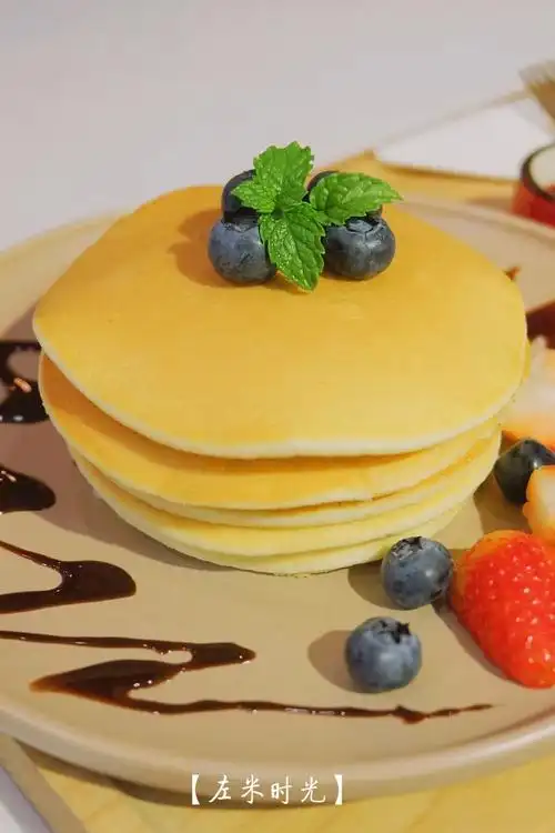 然后倒上糖浆,即可制成美味的糖浆蛋糕这个甜品简单易做,味道非常浓郁