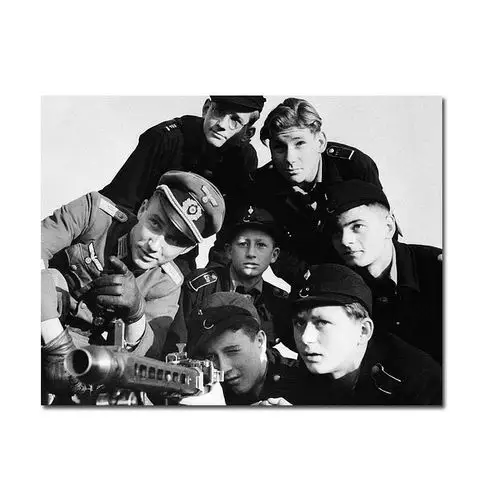 231944年12月27日,德国某地,一群希特勒青年团成员在接受如何使用