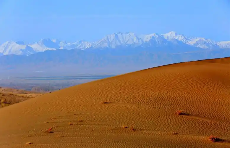 甘肃张掖春日沙漠美如画卷