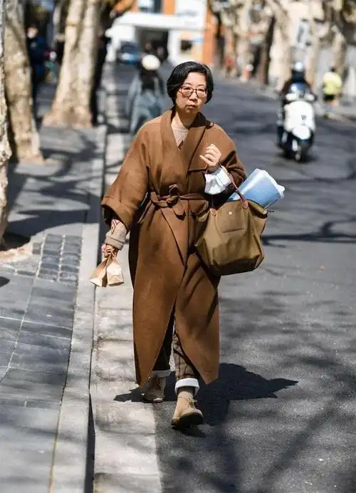 没有提及白色,原因在于白色对肤色的要求高,老年女人的皮肤色泽加深