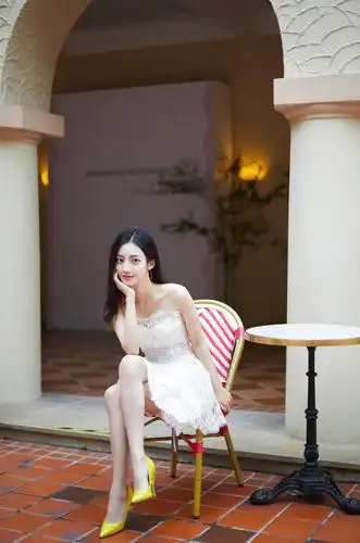 黄羿亮相品牌新品预览秀 蕾丝白裙灵动优雅