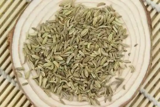 大小茴香的区别:大茴香外观有八个角,也叫八角;小茴香外观和颜色与