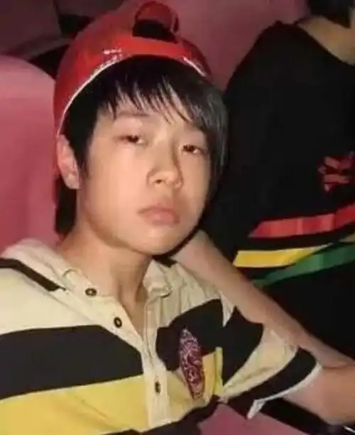 但是当网友们看了王一博昔日同窗曝出的照片后,都纷纷心疼起了小吴.