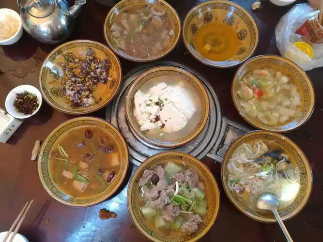 中午吃布依族八大碗,味道还是不错的哦