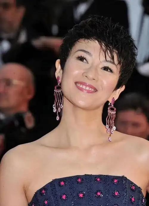 章子怡又美到国外去剪掉10年长发配抹胸衣走红毯高级又洋气