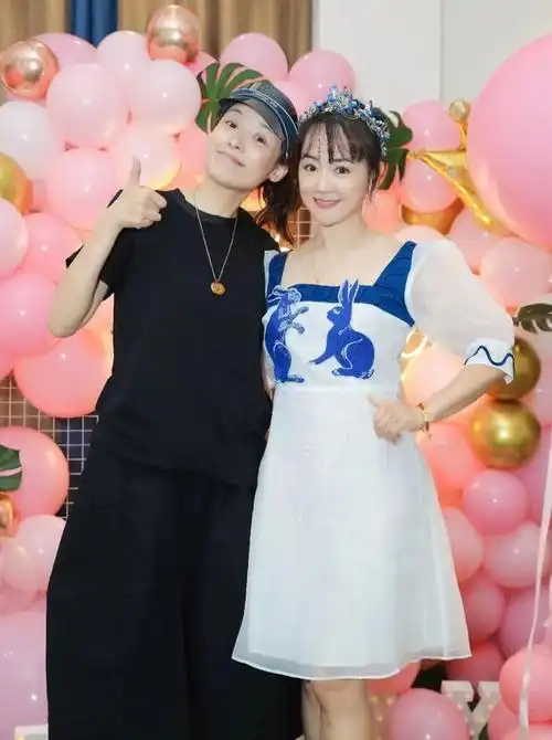 值得注意的是,张定涵的造型当中很多地方都强调了细节上的火影,就像