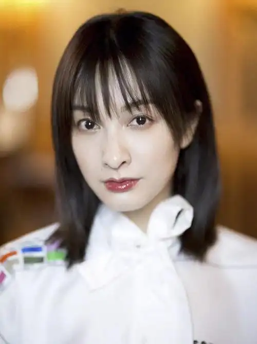 "才是今年新方向 在吴昕最近曝光的一组生活照里,换上了有点乱但很