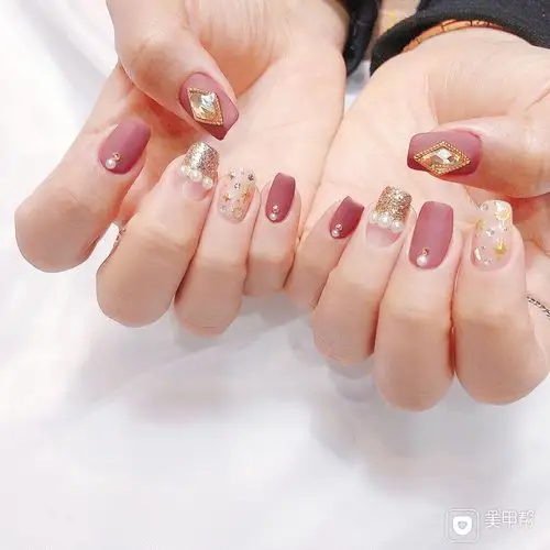 方圆形,红色,金色,珍珠,钻,磨砂美甲图片-美甲帮