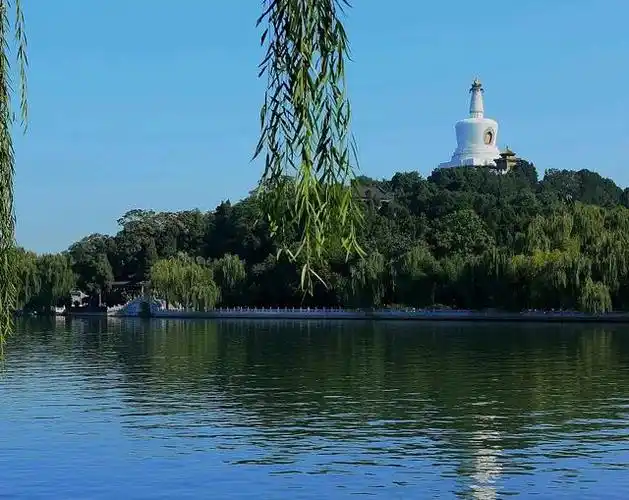 北京西城北海公园景色醉人