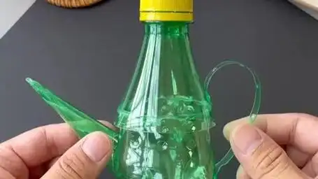 饮料瓶不要扔,给孩子做个好玩的小水壶吧!废物利用手工亲子手工