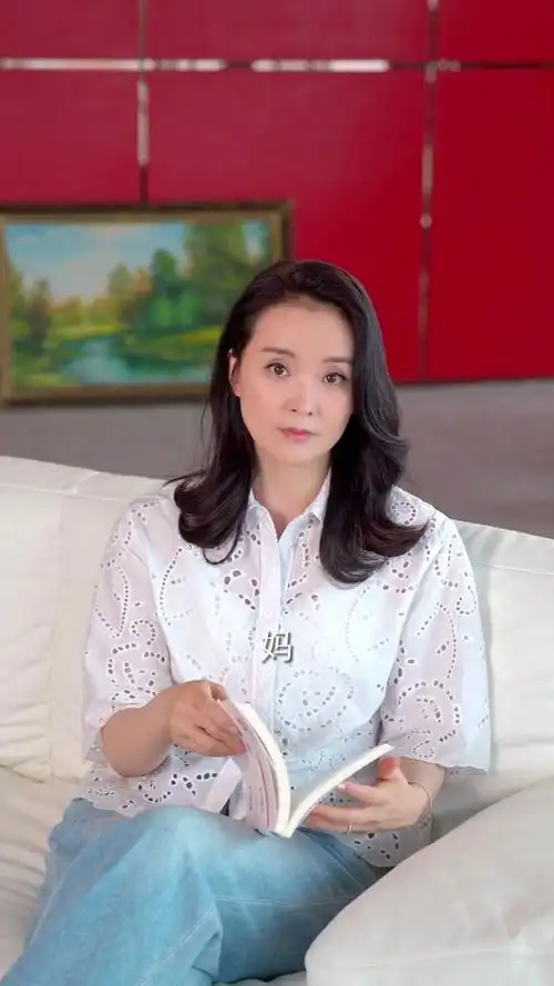 演员王艳16岁儿子近照曝光,身高一米八,母亲节给妈妈送花