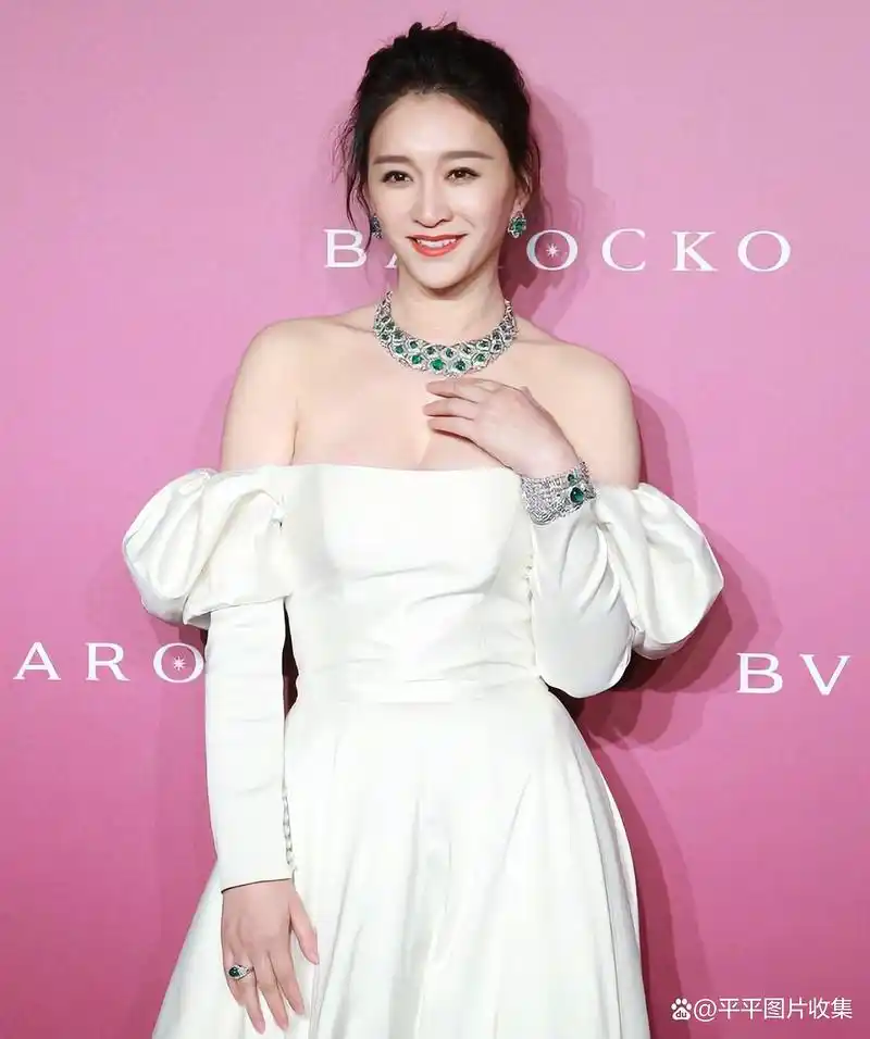 李小冉皮肤白皙,事业线亮眼,身材丰满火辣,爱了爱了