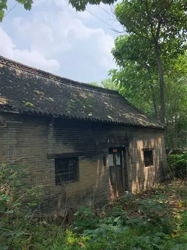 偶见破旧的瓦房