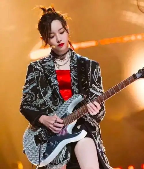 女歌手安静红唇个人资料