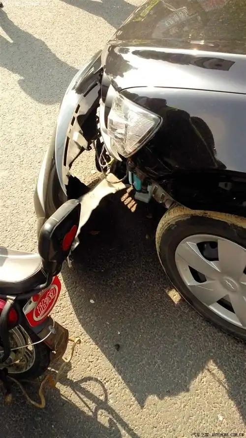 被摩托车撞了他没钱怎么办 如果被摩托车撞了对方不出医药费怎么办