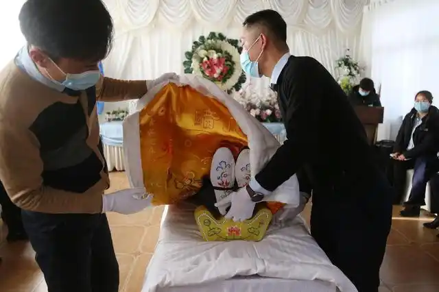 小伙主动报名扮演逝者,在灵堂躺俩小时,让别人练习如何穿寿衣
