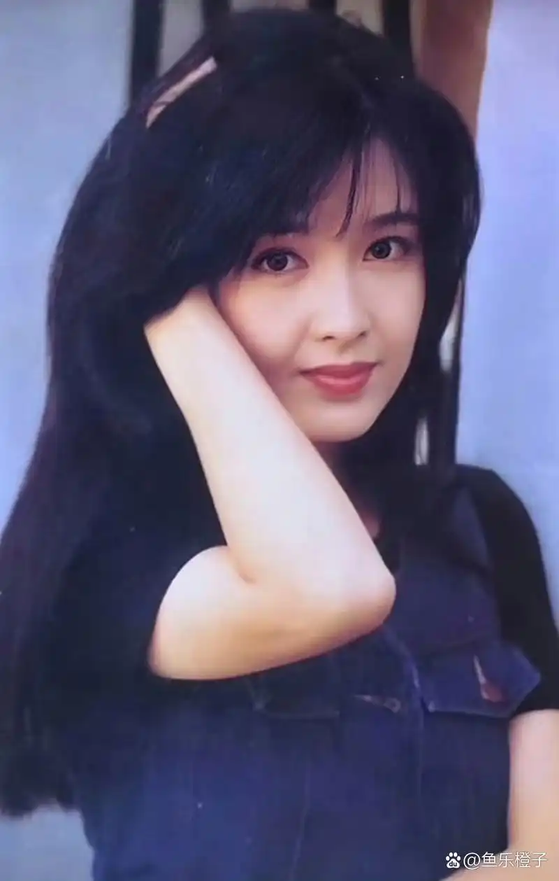 周慧敏昔日女神,长相甜美可爱,那时候,满屋子都是她的海报,大头贴了!