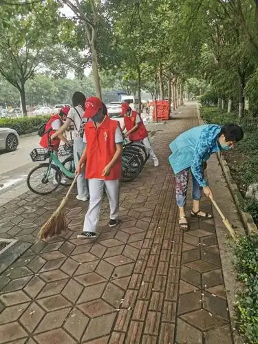 二中分校508班学生志愿者开展"小手拉大手,共创文明城"社会公益活动和