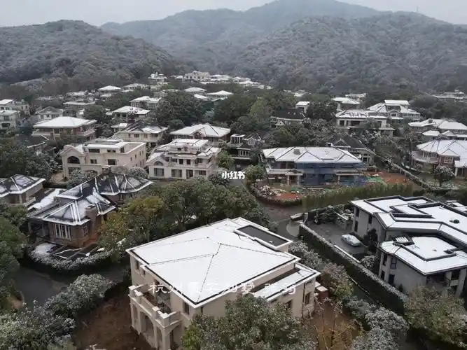 下雪后的九溪玫瑰园别墅