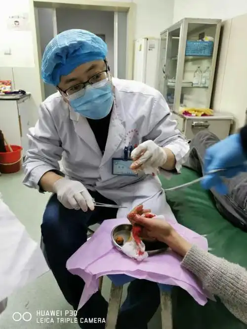 杨涛(大)医生给一位手外伤的患者进行清创缝合,技术超赞,得到患者及
