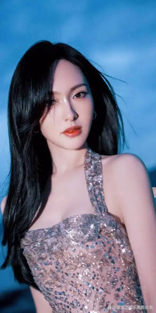 唐嫣海边美妆大片:精致完美,熠熠生辉