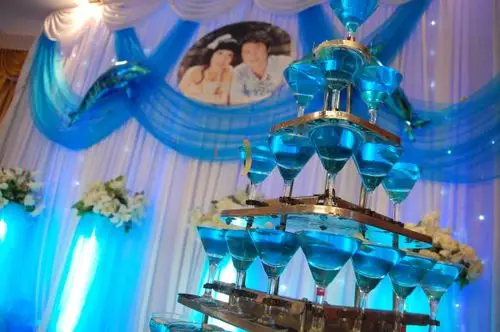 浪漫的婚礼怎么能少了倒香槟的环节,美丽的香槟塔象征着爱情的坚固