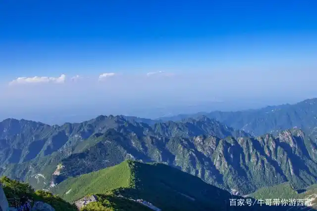 站在山顶,考验俯瞰群山,有一种一览众山小的感觉.