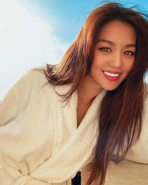 韩国女艺人金姬贞sns发照秀出众美貌