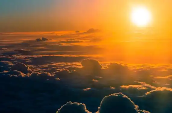 复活节当天太阳日冕物质抛射释放出巨大的太阳耀斑