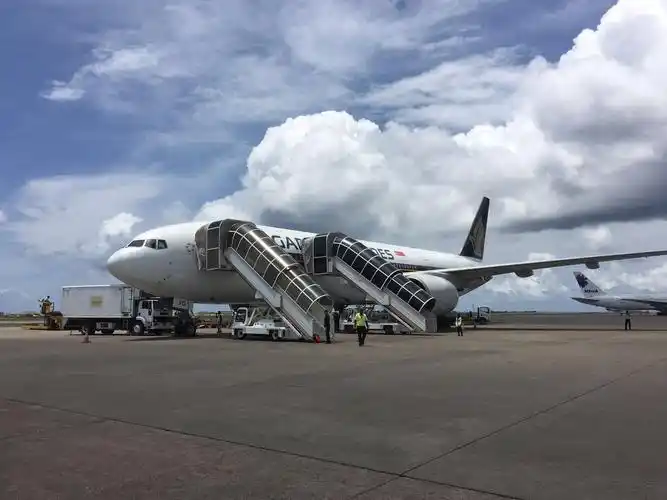 飞机在马累国际机场降落