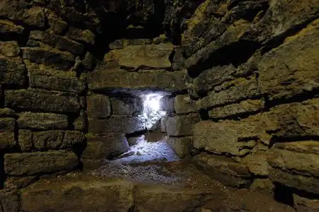 旧的废墟, 地牢, 旧砖的地下墓穴照片