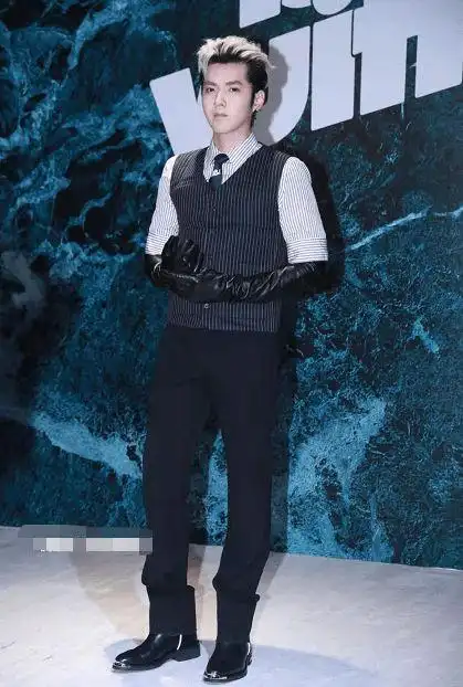 吴亦凡又惹上桃色新闻lv看秀戴皮手套帅回kris却没刘昊然吸睛
