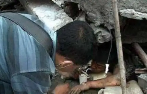 汶川地震半张脸废墟中诡异蓝色半张脸震惊众人