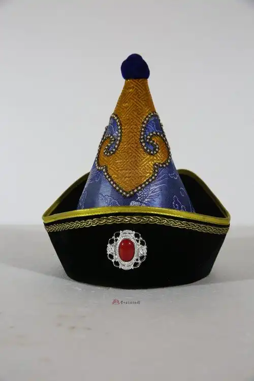 族男帽是一件由贵州省民族博物馆通过征集而来的民族历史和文化藏品