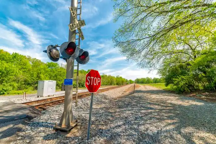 铁路道口警示设备水平射击与停车标志